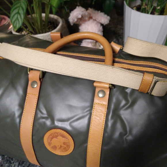 Hunting World Natural Leather Duffle Bag **RARE FIND!!** (AUTHENTIC) - Picture 4 of 16